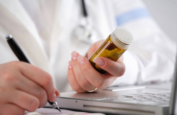 O médico prescribe a medicina para a prostatite