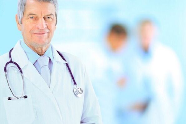médico tratando prostatite aguda